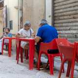 Iniziando sei anni fa solo con l�asporto, i �Zazz�� si sono poi allargati all�esterno posizionando dei tavoli sulla strada...